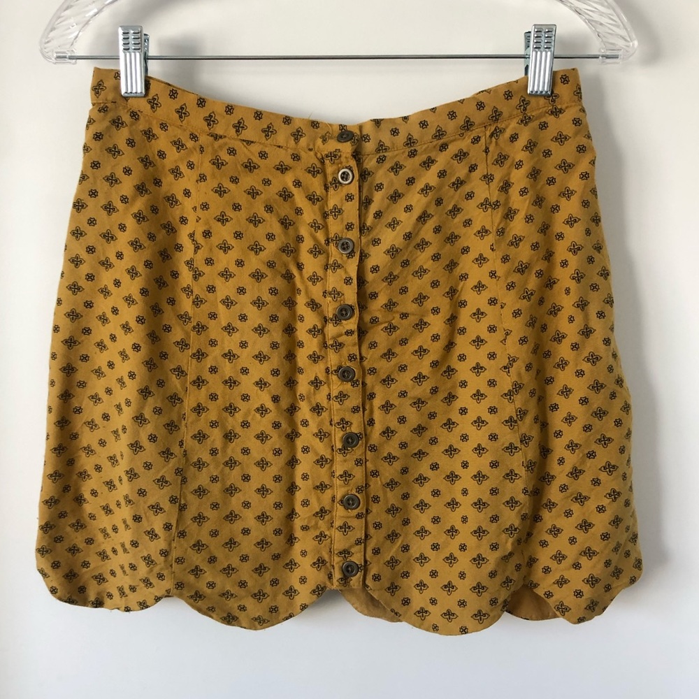 Scalloped mini skirt